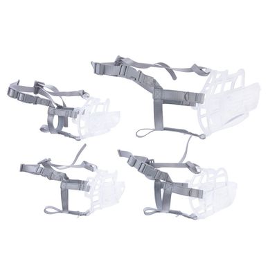 Quattro museruole in plastica con cinghie regolabili grigie in diverse misure.