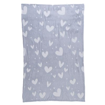 Graue Fleecedecke mit weissen Herzmustern, geeignet als Unterlage oder Kuscheldecke.