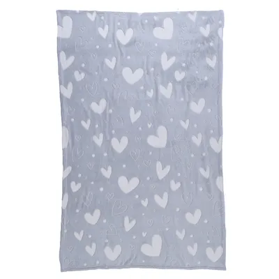 Szürke polár takaró fehér szívmintákkal, alátétként vagy plédként használható.