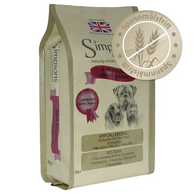 Simpsons Adult Sensitive Chicken & Potato, spannmålsfritt torrfoder för hund, 2 kg. Text: GRAIN FREE 45% Chicken, hypoallergenic, no grains, no soy, no dairy. Brittisk flagga synlig.