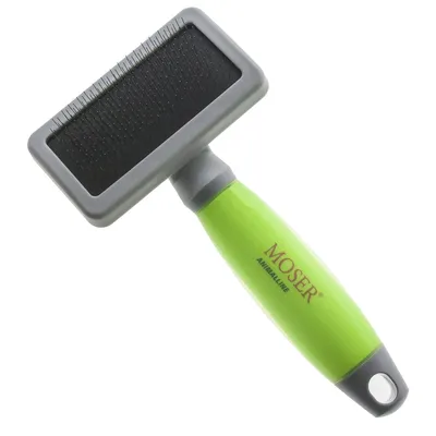 Brosse à picots rectangulaire avec manche vert, inscription visible : MOSER ANIMALLINE Brosse à picots rectangulaire avec manche vert, inscription visible : MOSER ANIMALLINE