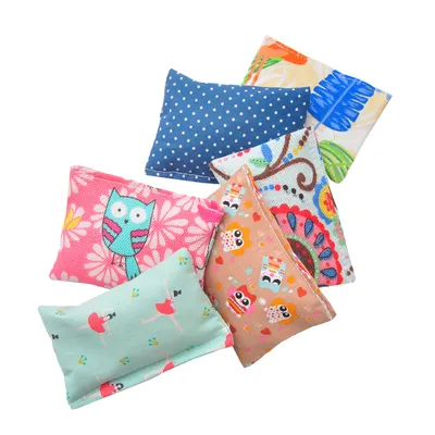 Cuscini colorati in tessuto con diversi motivi: pois, gufi, fiori e ballerine. Adatti come accessori decorativi o giocattoli.
