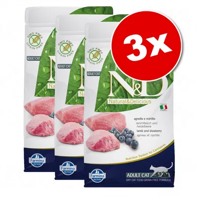 Lot de 3 sacs Farmina N&D Natural & Delicious Adult Cat agneau et myrtille, sans céréales, avec morceaux de viande et myrtilles visibles sur l’emballage. Mention GMO Free Grain Free.
