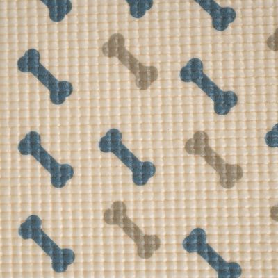 Primo piano di una superficie beige strutturata con motivi di ossa blu e grigie.