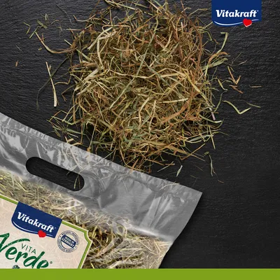 Foin en vrac et sachet transparent marqué Vitakraft Vita Verde, badge German Quality visible sur l’emballage. Foin en vrac et sachet transparent marqué Vitakraft Vita Verde, badge German Quality visible sur l’emballage.