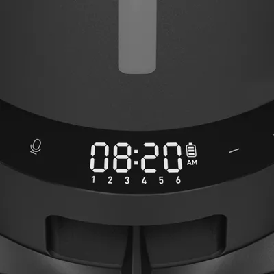 Écran numérique affichant 08:20 AM, icône de micro barré, indicateur de batterie et chiffres 1 à 6 sous l’heure.