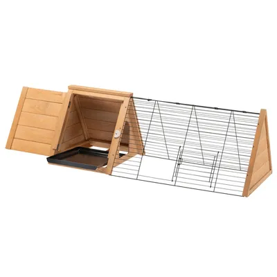 Dreieckiges Gehege aus Holz mit Gitterelementen und herausziehbarer Kunststoffwanne, Tür an der Seite geöffnet.