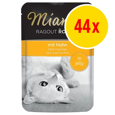 Miamor Ragout Royale mit Huhn In Jelly, 44x. Text på tyska: Zarte Stückchen – ohne Zusatz von Rind. Bild på kattmatförpackning med liggande katt. Miamor Ragout Royale mit Huhn In Jelly, 44x. Text på tyska: Zarte Stückchen – ohne Zusatz von Rind. Bild på kattmatförpackning med liggande katt.