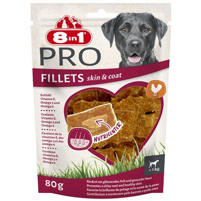 8in1 Pro Skin & Coat csirkemellfilé 80 g. A csomagoláson filédarabok és egy kutya látható csirke ikonnal. Egy nyíl "Nutricenter" felirattal a snack közepére mutat. Kutyáknak 1 kg testsúlytól adható.