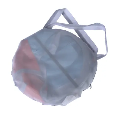 Rund bärväska av transparent tyg med bärhandtag, lämplig för förvaring eller transport av föremål.
