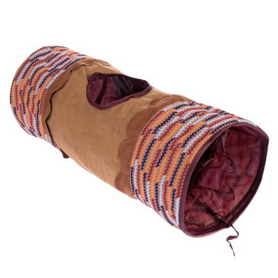 Тунел от плат с цветен зигзагообразен мотив и отвор в средата, подходящ за домашни любимци за игра или скриване.