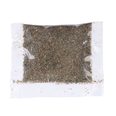 Sachet transparent contenant des herbes séchées, sans marque ni texte visible.