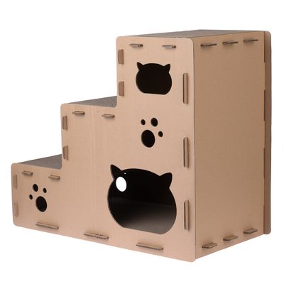 Structure en carton en forme d’escalier avec trois niveaux, ouvertures découpées en forme de tête de chat et de patte sur les côtés. Surface visible en carton ondulé.