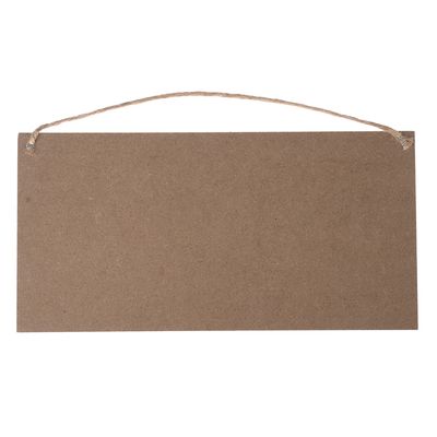 Tavoletta rettangolare in legno con corda di juta per appenderla, senza scritte o decorazioni visibili.