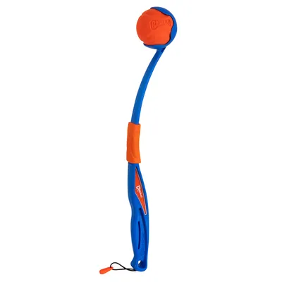 Chuckit! házeč míčků v modré a oranžové barvě s ergonomickou rukojetí a integrovaným míčkem.