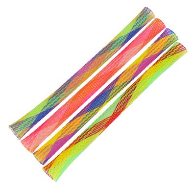 Cztery kolorowe zabawki z siatki w barwach tęczy, odpowiednie do interaktywnej zabawy.