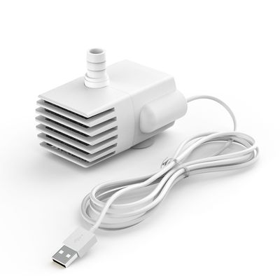 Pompa dell'acqua USB bianca con cavo, adatta per acquari o circolazione dell'acqua. Design compatto con feritoie di ventilazione e raccordo per tubo.