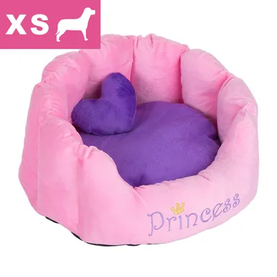Rosa och lila hundbädd i tyg med hjärtformad kudde, broderad text 'Princess' framtill. Storlek XS visas uppe till vänster med siluett av liten hund.