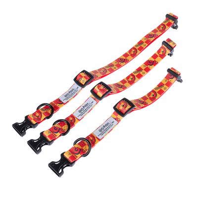 Harry Potter husdjurs-halsband i röd-gul design med Gryffindor-motiv, justerbara, tre storlekar synliga. Med klicklås och metallring.