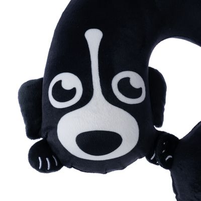Fekete plüssjáték fehér kutya arccal és mancsokkal, alkalmas plüssállatnak vagy játéknak.