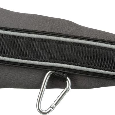 Gros plan sur une sangle noire avec bande réfléchissante et mousqueton métallique fixé à un tissu gris, sans marque visible.
