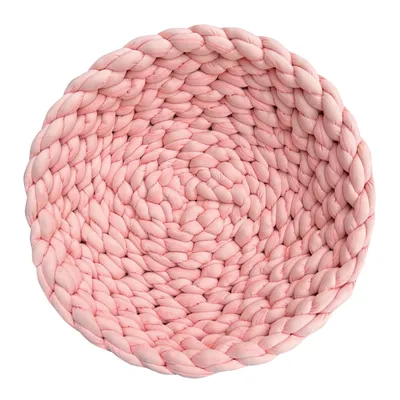 Runder Korb aus geflochtenem rosa Stoff, geeignet für verschiedene Anwendungen.