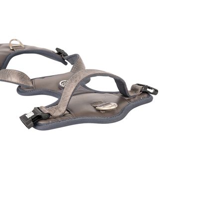 Grijs hondentuigje met verstelbare banden, kliksluitingen en metalen ringen voor lijnbevestiging.