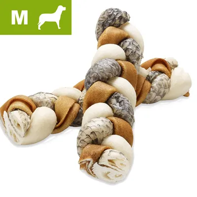 Flettet tyggeben i brun, hvid og grå med synlig fiskeskind. Grøn felt med hvidt M og hundesilhuet øverst til venstre, indikerer størrelse M til hund. Flettet tyggeben i brun, hvid og grå med synlig fiskeskind. Grøn felt med hvidt M og hundesilhuet øverst til venstre, indikerer størrelse M til hund.