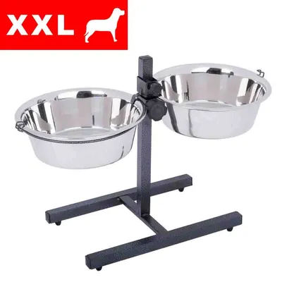 Czerwony napis XXL w lewym górnym rogu, widoczny fragment metalowego elementu po lewej stronie obrazu.