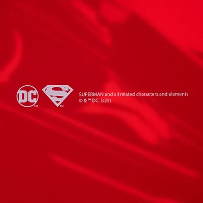 DC og Superman-logoer. Tekst: SUPERMAN and all related characters and elements © & ™ DC. (s25).