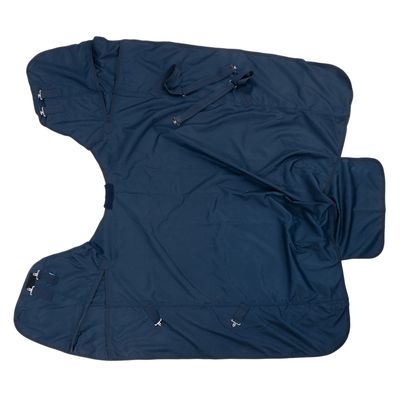 Coperta per cavalli blu scuro con cinghie e fibbie, adatta per il fissaggio all’animale. Forma rettangolare con aperture per collo e gambe.