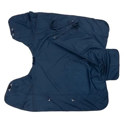 Donkerblauwe paardendeken met riemen en gespen, geschikt voor bevestiging aan het dier. Rechthoekige vorm met uitsparingen voor hals en benen.