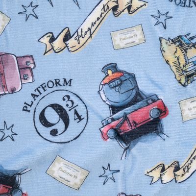 Design, jossa on Hogwarts-Express, laiturin 9 3/4 ja liput vaaleansinisellä taustalla. Sisältää tekstit 'Platform 9 3/4' ja 'Hogwarts'.