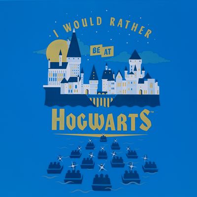Illustration von Hogwarts mit Text 'I would rather be at Hogwarts' und Booten auf Wasser im Vordergrund.