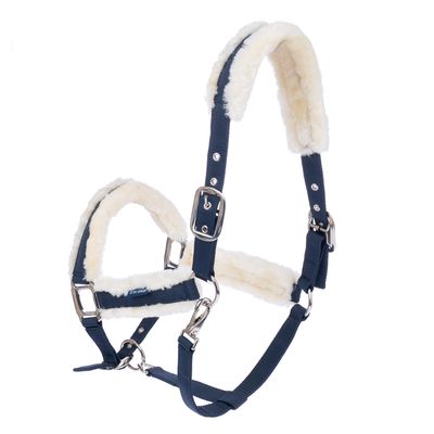 Capestro blu scuro con morbida imbottitura color crema e finiture metalliche argento. Fibbia regolabile per una vestibilità personalizzata.