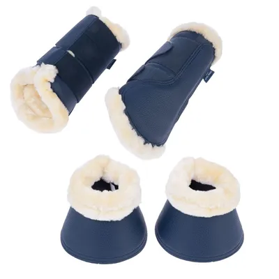 Ensemble de quatre protections pour membres de cheval en simili cuir bleu avec doublure en fausse fourrure beige, deux guêtres et deux cloches visibles sur fond blanc.