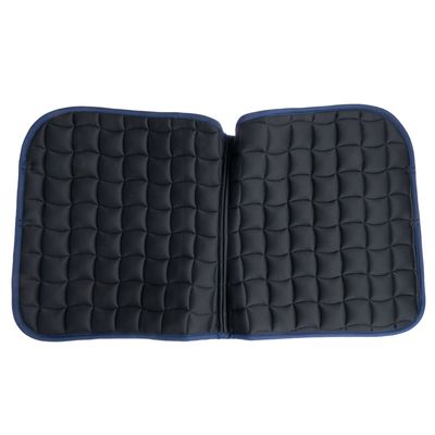 Tapis matelassé noir à surpiqûres carrées, bordure bleue, matériau textile visible, présenté ouvert à plat.