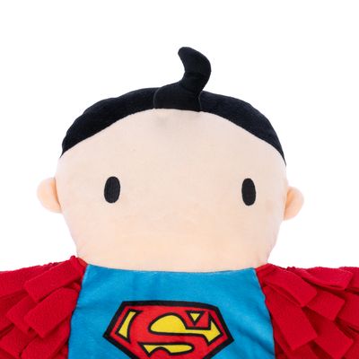 Jucărie de pluș în design Superman cu pelerină roșie și bluză albastră, simbol galben „S” pe piept.