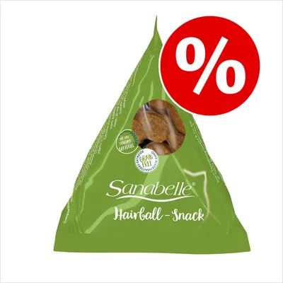 Sanabelle Hairball-Snack, grön förpackning med genomskinligt fönster och texten 'Grain Free'. Stor röd cirkel med procenttecken visar rabatt eller erbjudande.