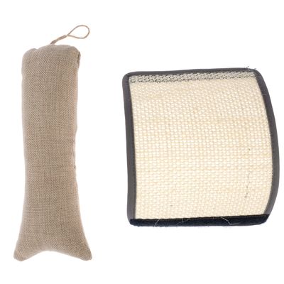 Juguete rascador de yute y sisal, alfombrilla rascadora rectangular con borde negro y cojín alargado con asa.