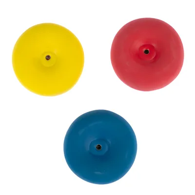 Drei runde Spielzeuge aus Kunststoff in Gelb, Rot und Blau mit zentraler Öffnung.
