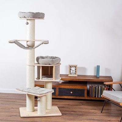 Драскалка с няколко нива, сизалови стълбове, хамак и подплатени легла в сиво. Вградена дървена къщичка за уединение.