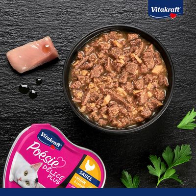Vitakraft Poésie Délice Plus szószban csirke & lazac, tálka húsdarabokkal szószban, látható nyers húsdarab és petrezselyem.