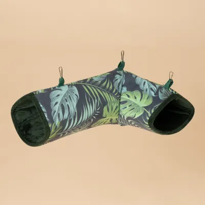 Túnel colgante con estampado de hojas tropicales, borde verde oscuro y clips metálicos para fijación.