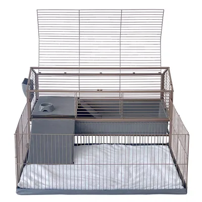 Cage pour rongeur en métal avec étage, rampe, gamelle et fond amovible. Toit grillagé ouvert vers le haut, tapis blanc au sol, structure rectangulaire.
