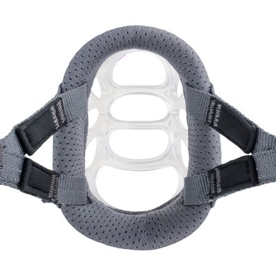Vue de dessus d'une muselière pour chien en tissu gris avec structure intérieure transparente en plastique et sangles réglables noires.