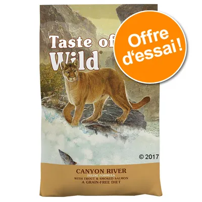 Taste of the Wild Canyon River Feline Formula with Trout & Smoked Salmon, offre d’essai visible sur l’emballage. Texte en anglais : A grain-free diet. Taste of the Wild Canyon River Feline Formula with Trout & Smoked Salmon, offre d’essai visible sur l’emballage. Texte en anglais : A grain-free diet.