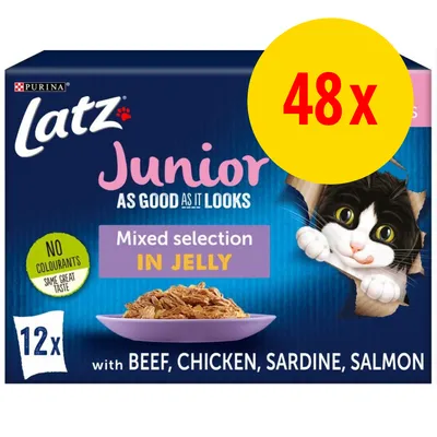 Latz Junior Mixed selection in jelly, 48x. Purina. 12x med oksekød, kylling, sardin, laks. Ingen farvestoffer. Billede af kat og skål med foder.