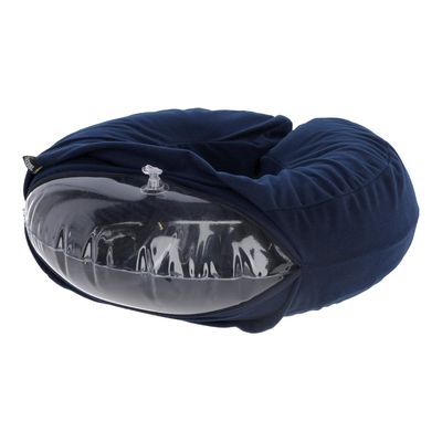 Uppblåsbar halskrage med mörkblått tygöverdrag och transparent ventil, lämplig för skydd eller komfort.