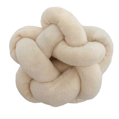 Zachte knoopbal van beige pluche, geschikt als speelgoed of decoratie.